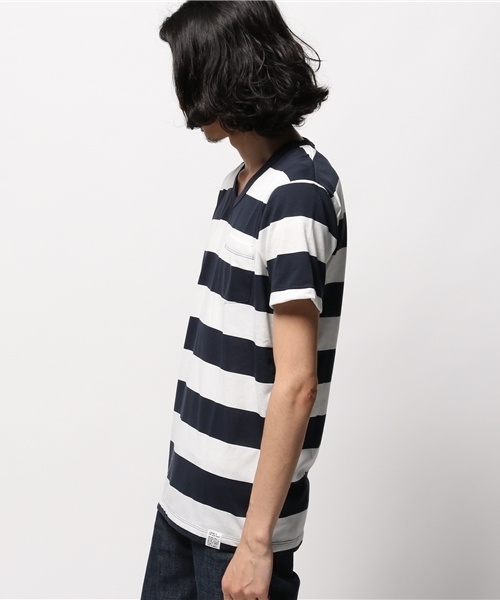 AZUL by moussy(アズールバイマウジー)の「太ボーダーVネック半袖ポケT(Tシャツ/カットソー・メンズ・ホワイト/トップグレー・SMALL/LARGE/X-SMALL/X-LARGE/MEDIUM)」の4枚目の写真