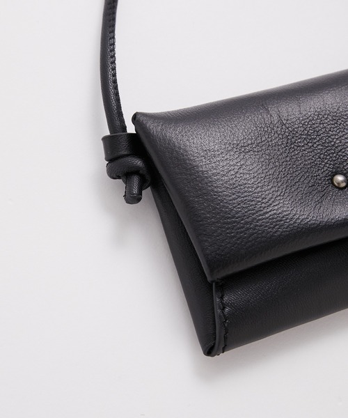 ADAM ET ROPE'（アダムエロペ）の「レザー ポーチ ネックウォレット（ショルダーバッグ・メンズ・ブラック・FREE）」の2枚目の写真