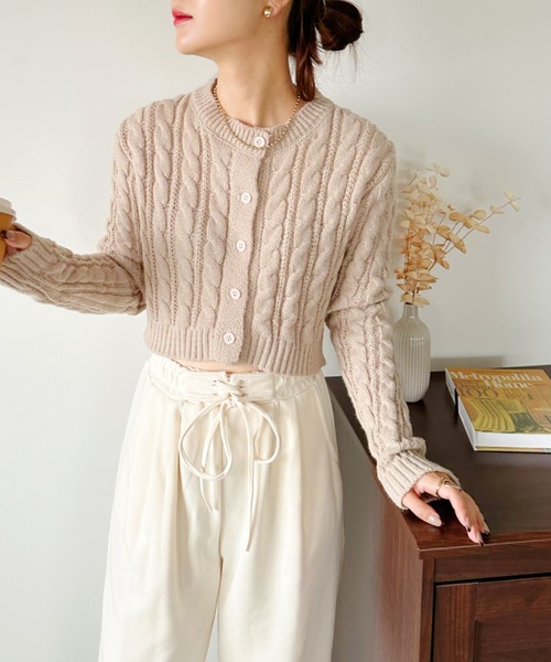 CLEA(クレア)の「クロップド丈ケーブル柄ニットカーディガントップス(カーディガン/ボレロ・レディース・アイボリー/ネイビー/ベージュ/ブラック・FREE)」の3枚目の写真