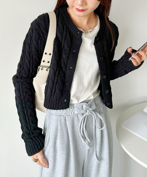 CLEA(クレア)の「クロップド丈ケーブル柄ニットカーディガントップス(カーディガン/ボレロ・レディース・アイボリー/ネイビー/ベージュ/ブラック・FREE)」の2枚目の写真