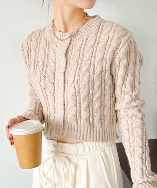 CLEA(クレア)の「クロップド丈ケーブル柄ニットカーディガントップス(カーディガン/ボレロ・レディース・アイボリー/ネイビー/ベージュ/ブラック・FREE)」の22枚目の写真