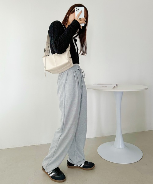 CLEA(クレア)の「クロップド丈ケーブル柄ニットカーディガントップス(カーディガン/ボレロ・レディース・アイボリー/ネイビー/ベージュ/ブラック・FREE)」の21枚目の写真