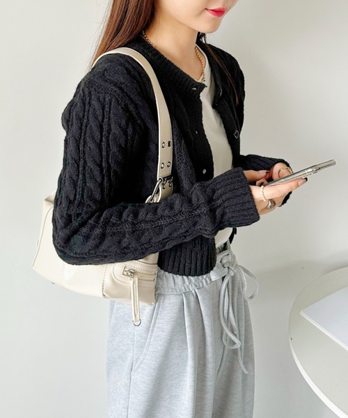 CLEA(クレア)の「クロップド丈ケーブル柄ニットカーディガントップス(カーディガン/ボレロ・レディース・アイボリー/ネイビー/ベージュ/ブラック・FREE)」の15枚目の写真