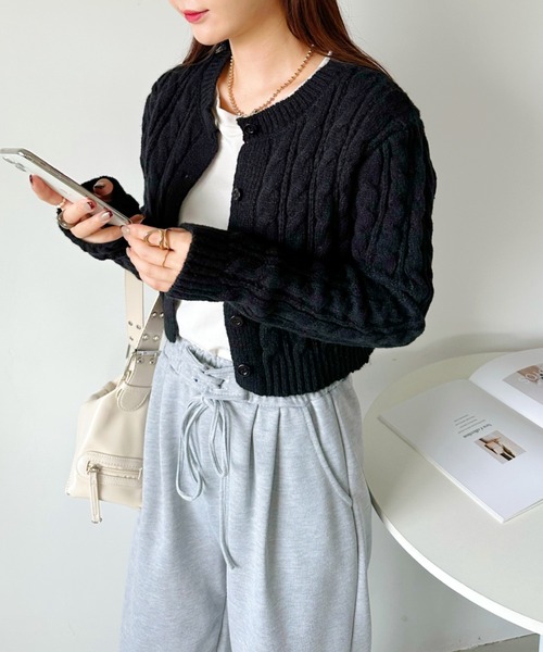 CLEA(クレア)の「クロップド丈ケーブル柄ニットカーディガントップス(カーディガン/ボレロ・レディース・アイボリー/ネイビー/ベージュ/ブラック・FREE)」の16枚目の写真