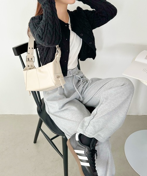 CLEA(クレア)の「クロップド丈ケーブル柄ニットカーディガントップス(カーディガン/ボレロ・レディース・アイボリー/ネイビー/ベージュ/ブラック・FREE)」の18枚目の写真