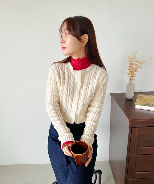 CLEA(クレア)の「クロップド丈ケーブル柄ニットカーディガントップス(カーディガン/ボレロ・レディース・アイボリー/ネイビー/ベージュ/ブラック・FREE)」の11枚目の写真
