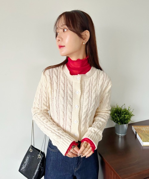 CLEA(クレア)の「クロップド丈ケーブル柄ニットカーディガントップス(カーディガン/ボレロ・レディース・アイボリー/ネイビー/ベージュ/ブラック・FREE)」の10枚目の写真