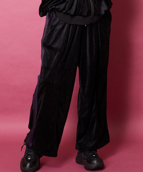 unrelaxing(アンリラクシング)の「Easy Wide Track Pants ルーズフィットイージートラックパンツ(その他パンツ・メンズ・ブラック×ブラック/ブラック系2/グリーン系2/パープル系2/ブラウン系2/ブラック系1/ブラック系3/ネイビー系2/ホワイト系2/スミクロ/ネイビー系1/ブラウン系1/ブルー系2/グリーン系1/ブラック系4/ホワイト系1/ブラック×パープル/ホワイト×パープル/ベージュ系2/ホワイト×エメラルドグリーン/グレー系その他2/その他35/パイソン/D/ライトホワイト/ライトブラック/ブラック系その他6/ダークグリーン系/ライトグリーン系1/ブルー系5/チェリーレッド/A/ダークブラック/ブラック系その他/ブラック系その他3/ブラック×ブルー/ブラック×ピンク/ブラウン系3/ダークグリーン系6/P/ブラック系5/ブラック系6/ブラック系9/チャコールグレー×ブラック/ダークオリーブ/ブルー系6/その他26/N・FREE)」の19枚目の写真