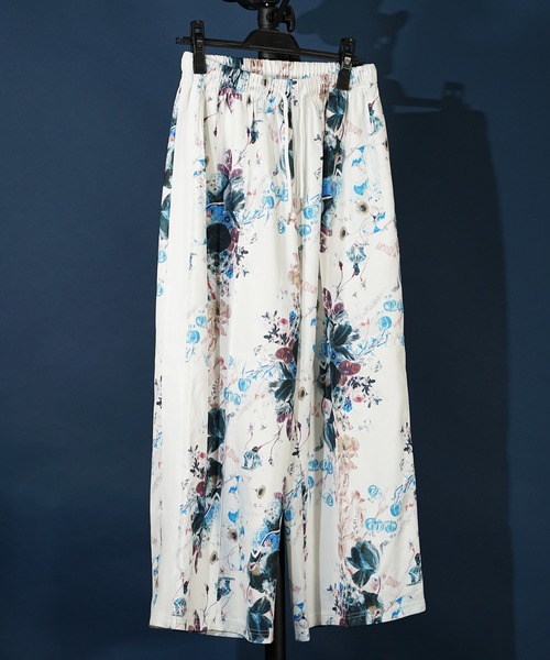 unrelaxing(アンリラクシング)の「Easy Wide Track Pants ルーズフィットイージートラックパンツ(その他パンツ・メンズ・ブラック×ブラック/ブラック系2/グリーン系2/パープル系2/ブラウン系2/ブラック系1/ブラック系3/ネイビー系2/ホワイト系2/スミクロ/ネイビー系1/ブラウン系1/ブルー系2/グリーン系1/ブラック系4/ホワイト系1/ブラック×パープル/ホワイト×パープル/ベージュ系2/ホワイト×エメラルドグリーン/グレー系その他2/その他35/パイソン/D/ライトホワイト/ライトブラック/ブラック系その他6/ダークグリーン系/ライトグリーン系1/ブルー系5/チェリーレッド/A/ダークブラック/ブラック系その他/ブラック系その他3/ブラック×ブルー/ブラック×ピンク/ブラウン系3/ダークグリーン系6/P/ブラック系5/ブラック系6/ブラック系9/チャコールグレー×ブラック/ダークオリーブ/ブルー系6/その他26/N・FREE)」の2枚目の写真