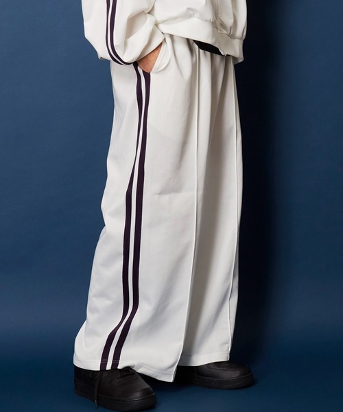 unrelaxing(アンリラクシング)の「Easy Wide Track Pants ルーズフィットイージートラックパンツ(その他パンツ・メンズ・ブラック×ブラック/ブラック系2/グリーン系2/パープル系2/ブラウン系2/ブラック系1/ブラック系3/ネイビー系2/ホワイト系2/スミクロ/ネイビー系1/ブラウン系1/ブルー系2/グリーン系1/ブラック系4/ホワイト系1/ブラック×パープル/ホワイト×パープル/ベージュ系2/ホワイト×エメラルドグリーン/グレー系その他2/その他35/パイソン/D/ライトホワイト/ライトブラック/ブラック系その他6/ダークグリーン系/ライトグリーン系1/ブルー系5/チェリーレッド/A/ダークブラック/ブラック系その他/ブラック系その他3/ブラック×ブルー/ブラック×ピンク/ブラウン系3/ダークグリーン系6/P/ブラック系5/ブラック系6/ブラック系9/チャコールグレー×ブラック/ダークオリーブ/ブルー系6/その他26/N・FREE)」の3枚目の写真