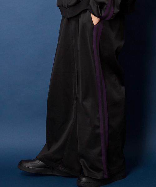 unrelaxing(アンリラクシング)の「Easy Wide Track Pants ルーズフィットイージートラックパンツ(その他パンツ・メンズ・ブラック×ブラック/ブラック系2/グリーン系2/パープル系2/ブラウン系2/ブラック系1/ブラック系3/ネイビー系2/ホワイト系2/スミクロ/ネイビー系1/ブラウン系1/ブルー系2/グリーン系1/ブラック系4/ホワイト系1/ブラック×パープル/ホワイト×パープル/ベージュ系2/ホワイト×エメラルドグリーン/グレー系その他2/その他35/パイソン/D/ライトホワイト/ライトブラック/ブラック系その他6/ダークグリーン系/ライトグリーン系1/ブルー系5/チェリーレッド/A/ダークブラック/ブラック系その他/ブラック系その他3/ブラック×ブルー/ブラック×ピンク/ブラウン系3/ダークグリーン系6/P/ブラック系5/ブラック系6/ブラック系9/チャコールグレー×ブラック/ダークオリーブ/ブルー系6/その他26/N・FREE)」の9枚目の写真