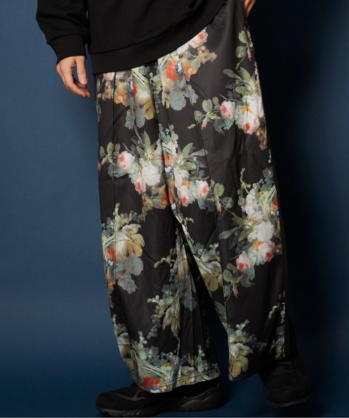 unrelaxing(アンリラクシング)の「Easy Wide Track Pants ルーズフィットイージートラックパンツ(その他パンツ・メンズ・ブラック×ブラック/ブラック系2/グリーン系2/パープル系2/ブラウン系2/ブラック系1/ブラック系3/ネイビー系2/ホワイト系2/スミクロ/ネイビー系1/ブラウン系1/ブルー系2/グリーン系1/ブラック系4/ホワイト系1/ブラック×パープル/ホワイト×パープル/ベージュ系2/ホワイト×エメラルドグリーン/グレー系その他2/その他35/パイソン/D/ライトホワイト/ライトブラック/ブラック系その他6/ダークグリーン系/ライトグリーン系1/ブルー系5/チェリーレッド/A/ダークブラック/ブラック系その他/ブラック系その他3/ブラック×ブルー/ブラック×ピンク/ブラウン系3/ダークグリーン系6/P/ブラック系5/ブラック系6/ブラック系9/チャコールグレー×ブラック/ダークオリーブ/ブルー系6/その他26/N・FREE)」の11枚目の写真