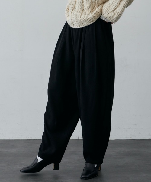 Libra Cue（リブラ キュー）の「ルーズシルエットタックスラックスパンツ（スラックス・レディース・カーキ/ブラック・FREE）」の2枚目の写真