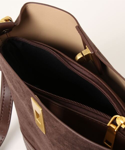 flower（フラワー）の「スエードバケットバッグ（ショルダーバッグ・レディース・ブラウン・FREE）」の4枚目の写真