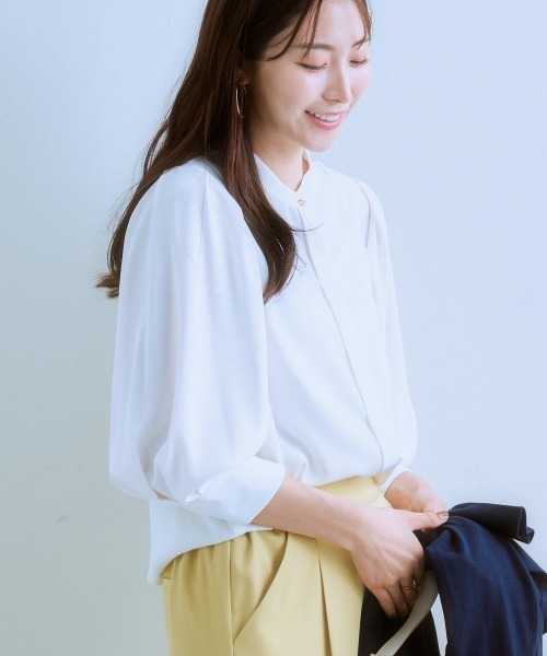7days Life Styling（セブンデイズライフスタイリング）の「タックボリューム８分袖プチハイネックブラウス（しわになりにくい・UVカット・タンブル乾燥OK）（シャツ/ブラウス・レディース・オフホワイト/ブラック/サックスブルー/ベージュ・S/M/L/LL）」の2枚目の写真