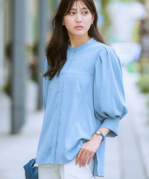 7days Life Styling（セブンデイズライフスタイリング）の「タックボリューム８分袖プチハイネックブラウス（しわになりにくい・UVカット・タンブル乾燥OK）（シャツ/ブラウス・レディース・オフホワイト/ブラック/サックスブルー/ベージュ・S/M/L/LL）」の4枚目の写真