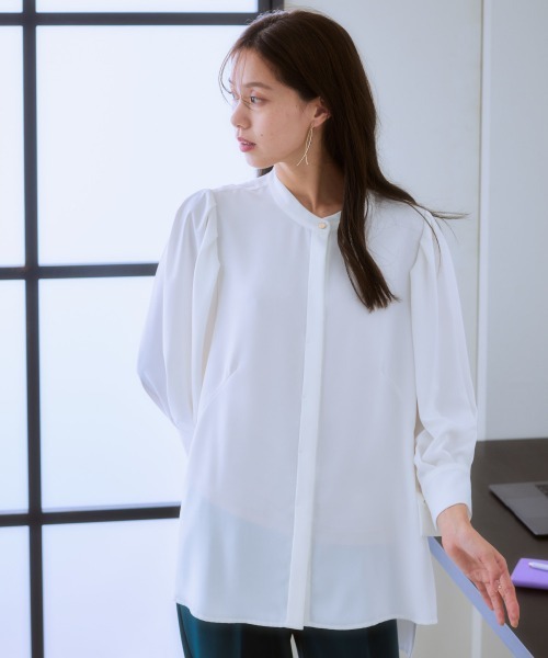 7days Life Styling（セブンデイズライフスタイリング）の「タックボリューム８分袖プチハイネックブラウス（しわになりにくい・UVカット・タンブル乾燥OK）（シャツ/ブラウス・レディース・オフホワイト/ブラック/サックスブルー/ベージュ・S/M/L/LL）」の5枚目の写真