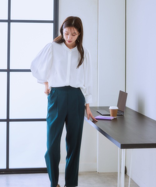 7days Life Styling（セブンデイズライフスタイリング）の「タックボリューム８分袖プチハイネックブラウス（しわになりにくい・UVカット・タンブル乾燥OK）（シャツ/ブラウス・レディース・オフホワイト/ブラック/サックスブルー/ベージュ・S/M/L/LL）」の6枚目の写真