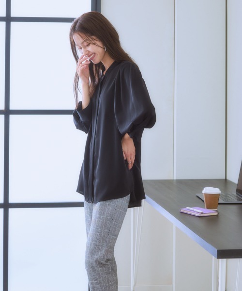 7days Life Styling（セブンデイズライフスタイリング）の「タックボリューム８分袖プチハイネックブラウス（しわになりにくい・UVカット・タンブル乾燥OK）（シャツ/ブラウス・レディース・オフホワイト/ブラック/サックスブルー/ベージュ・S/M/L/LL）」の13枚目の写真