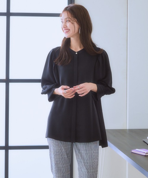 7days Life Styling（セブンデイズライフスタイリング）の「タックボリューム８分袖プチハイネックブラウス（しわになりにくい・UVカット・タンブル乾燥OK）（シャツ/ブラウス・レディース・オフホワイト/ブラック/サックスブルー/ベージュ・S/M/L/LL）」の14枚目の写真