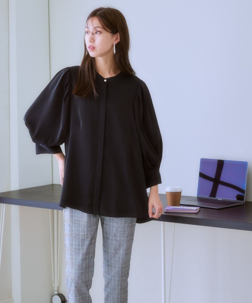 7days Life Styling（セブンデイズライフスタイリング）の「タックボリューム８分袖プチハイネックブラウス（しわになりにくい・UVカット・タンブル乾燥OK）（シャツ/ブラウス・レディース・オフホワイト/ブラック/サックスブルー/ベージュ・S/M/L/LL）」の15枚目の写真