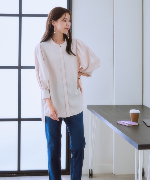 7days Life Styling（セブンデイズライフスタイリング）の「タックボリューム８分袖プチハイネックブラウス（しわになりにくい・UVカット・タンブル乾燥OK）（シャツ/ブラウス・レディース・オフホワイト/ブラック/サックスブルー/ベージュ・S/M/L/LL）」の17枚目の写真