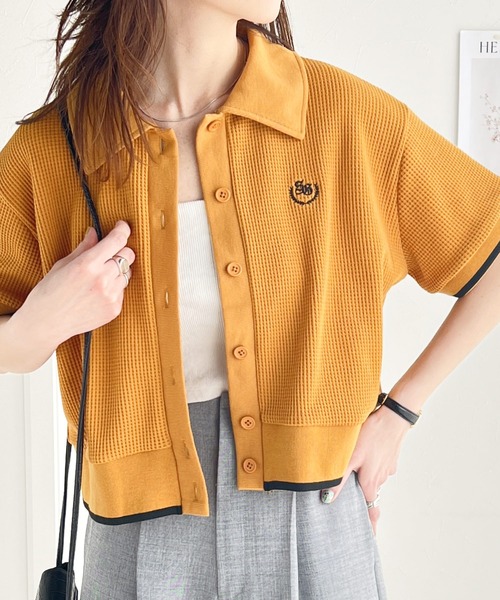 classicalelf（クラシカルエルフ）の「大人レディな正統派。胸刺繍ワッフル短丈ポロカーデ（ポロシャツ・レディース・ブラック/オレンジ/ホワイト/ベージュ・LARGE/MEDIUM/SMALL/X-LARGE）」の4枚目の写真