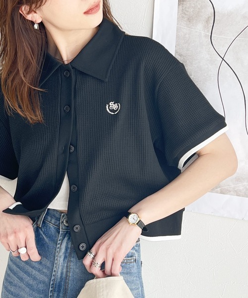 classicalelf（クラシカルエルフ）の「大人レディな正統派。胸刺繍ワッフル短丈ポロカーデ（ポロシャツ・レディース・ブラック/オレンジ/ホワイト/ベージュ・LARGE/MEDIUM/SMALL/X-LARGE）」の3枚目の写真