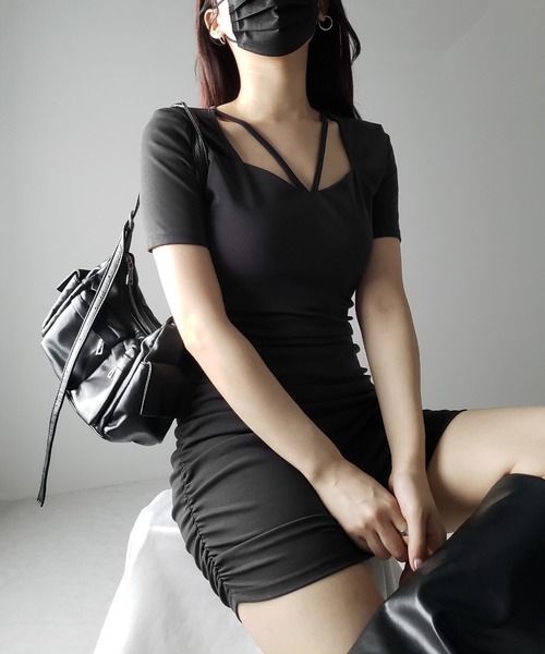 me+em select(ミームセレクト)の「※※【 2color 】クロスストラップシャーリングミニワンピース / cross strap shirring mini onepiece(ワンピース・レディース・ブラック/グレー・MEDIUM/SMALL)」の3枚目の写真