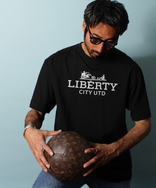 LIBERTY CITY（リバティシティ）の「【LIBERTY CITY/リバティーシティ】 [CARRIAGE] Tシャツ（Tシャツ/カットソー・メンズ・ホワイト/ブラック/オレンジ・2/3/4）」の2枚目の写真