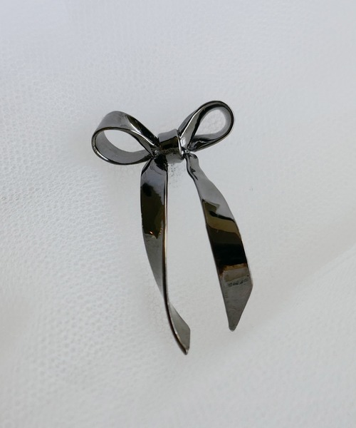 LOVE BY e.m. （ラブバイイーエム）の「リボンピアス/レディース/バレエコア（ピアス（片耳用）・レディース・シルバー/ゴールド/ブラック/ピンク系その他/アンティークゴールド/アンティークシルバー・FREE）」の2枚目の写真