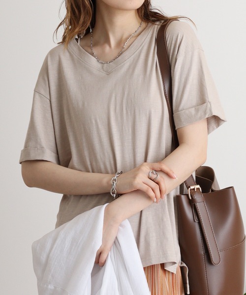 atONE(アットワン)の「オーバーサイズVネックTee(Tシャツ/カットソー・レディース・ブラック/ブルー系その他2/カーキ/オフホワイト/パープル系その他/パープル系その他2/ブルー系その他/モカ/ピンク系その他3/ピンク系その他4/ベージュ/ネイビー・M/L)」の5枚目の写真