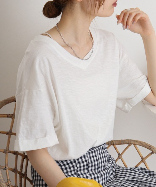 atONE(アットワン)の「オーバーサイズVネックTee(Tシャツ/カットソー・レディース・ブラック/ブルー系その他2/カーキ/オフホワイト/パープル系その他/パープル系その他2/ブルー系その他/モカ/ピンク系その他3/ピンク系その他4/ベージュ/ネイビー・M/L)」の2枚目の写真