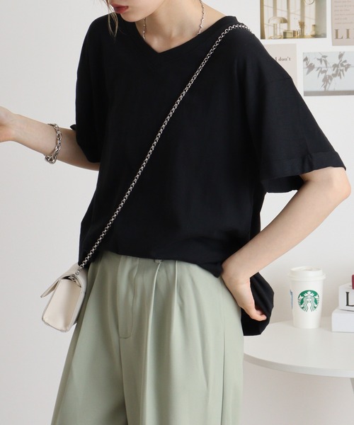 atONE(アットワン)の「オーバーサイズVネックTee(Tシャツ/カットソー・レディース・ブラック/ブルー系その他2/カーキ/オフホワイト/パープル系その他/パープル系その他2/ブルー系その他/モカ/ピンク系その他3/ピンク系その他4/ベージュ/ネイビー・M/L)」の3枚目の写真