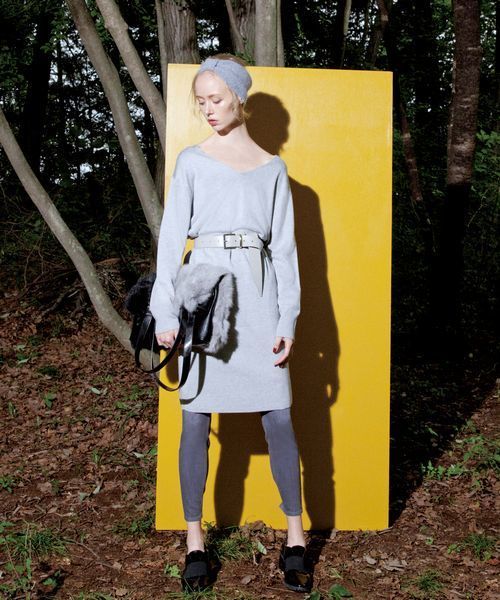 MURUA（ムルーア）の「【FEMININE】ﾌﾟﾚｰﾝVﾈｯｸﾛﾝｸﾞOP（ワンピース・レディース・カーキ/グレー/ブラック/ブラウン・FREE）」の3枚目の写真