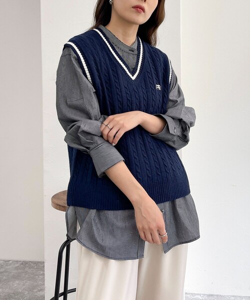 fredy emue（フレディエミュ）の「FR刺繍柄編みニットベスト（ベスト・レディース・ネイビー/オフホワイト/グレー・38）」の3枚目の写真