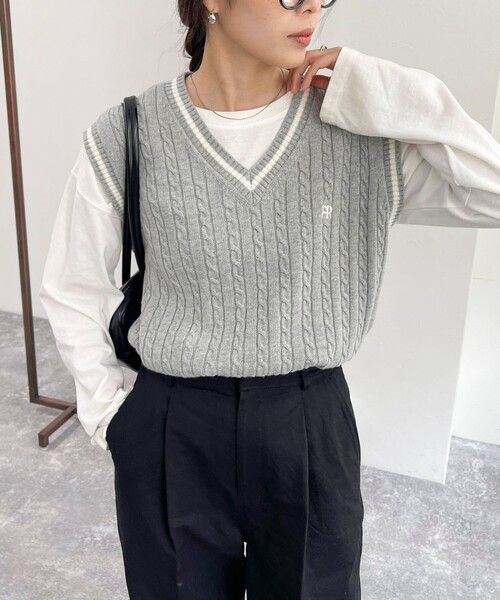 fredy emue（フレディエミュ）の「FR刺繍柄編みニットベスト（ベスト・レディース・ネイビー/オフホワイト/グレー・38）」の2枚目の写真