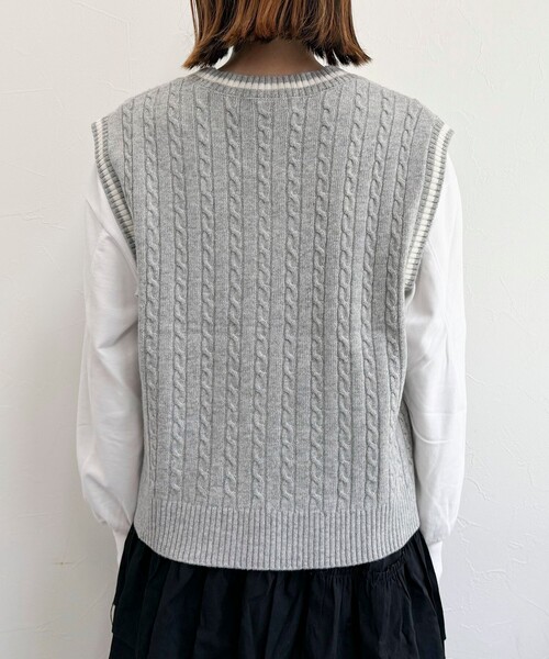 fredy emue（フレディエミュ）の「FR刺繍柄編みニットベスト（ベスト・レディース・ネイビー/オフホワイト/グレー・38）」の6枚目の写真