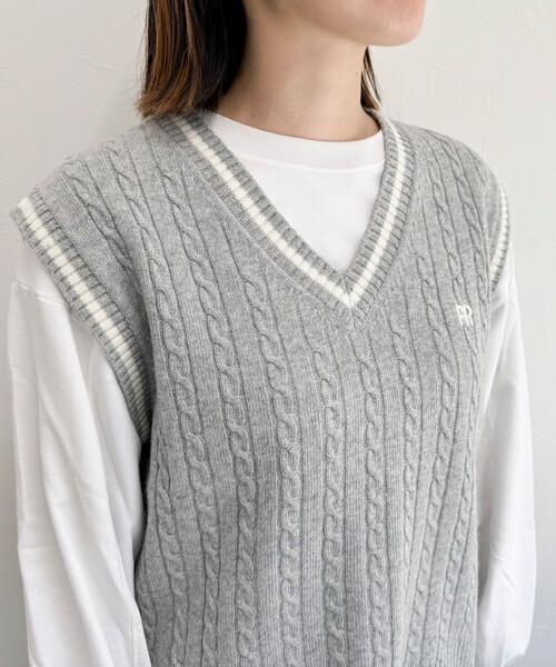 fredy emue（フレディエミュ）の「FR刺繍柄編みニットベスト（ベスト・レディース・ネイビー/オフホワイト/グレー・38）」の5枚目の写真