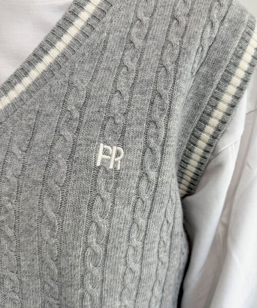 fredy emue（フレディエミュ）の「FR刺繍柄編みニットベスト（ベスト・レディース・ネイビー/オフホワイト/グレー・38）」の4枚目の写真