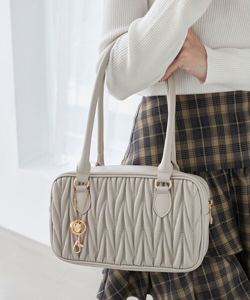 MAJESTIC LEGON（マジェスティックレゴン）の「チャームセット横長バッグ（ハンドバッグ・レディース・アイボリー/グレイッシュベージュ/ブラック/キャメル・FREE）」の4枚目の写真