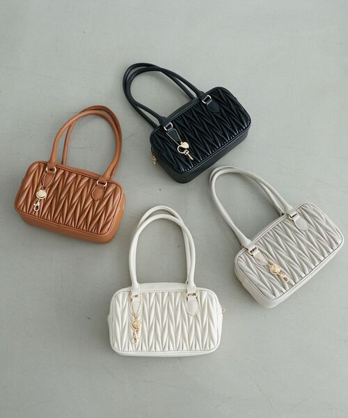 MAJESTIC LEGON（マジェスティックレゴン）の「チャームセット横長バッグ（ハンドバッグ・レディース・アイボリー/グレイッシュベージュ/ブラック/キャメル・FREE）」の5枚目の写真