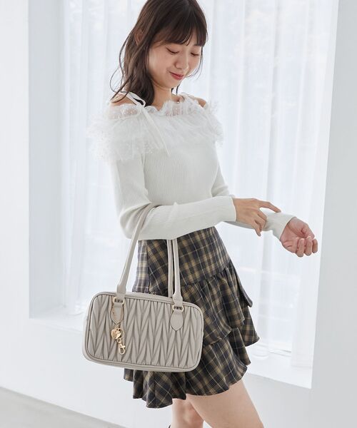 MAJESTIC LEGON（マジェスティックレゴン）の「チャームセット横長バッグ（ハンドバッグ・レディース・アイボリー/グレイッシュベージュ/ブラック/キャメル・FREE）」の9枚目の写真