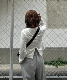 バックスリットロンT (chiica select) / シンプル 無地 ショート丈 クロップド丈 長袖 バックデザイン