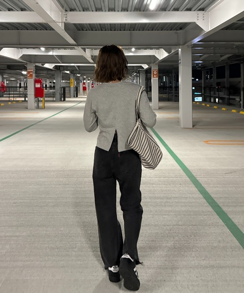 ISOOK(アイスー)の「バックスリットロンT (chiica select) / シンプル 無地 ショート丈 クロップド丈 長袖 バックデザイン(Tシャツ/カットソー・レディース・グレー/ホワイト・FREE)」の6枚目の写真