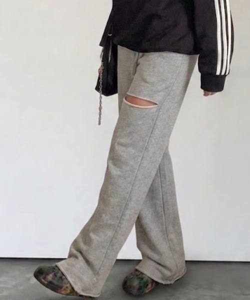 Bloom Closet（ブルームクローゼット）の「ニーカットアウトワイドレッグスウェットパンツ（スウェットパンツ・レディース・グレー/ブラック・MEDIUM/LARGE）」の6枚目の写真