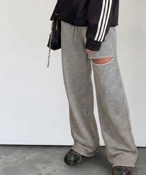 Bloom Closet（ブルームクローゼット）の「ニーカットアウトワイドレッグスウェットパンツ（スウェットパンツ・レディース・グレー/ブラック・MEDIUM/LARGE）」の7枚目の写真