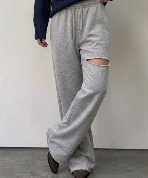 Bloom Closet（ブルームクローゼット）の「ニーカットアウトワイドレッグスウェットパンツ（スウェットパンツ・レディース・グレー/ブラック・MEDIUM/LARGE）」の3枚目の写真