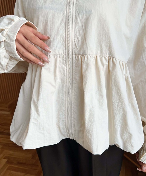 moment+（モーメントプラス）の「ナイロンワッシャーバルーンペプラムショートマンパー（マウンテンパーカー・レディース・グレー/アイボリー/ブラック・M/L）」の21枚目の写真