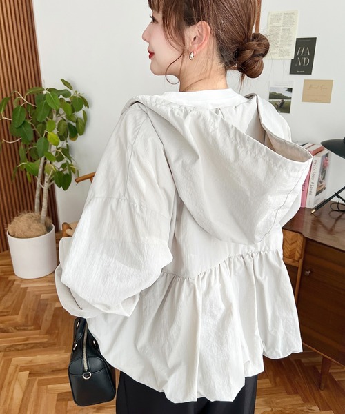 moment+（モーメントプラス）の「ナイロンワッシャーバルーンペプラムショートマンパー（マウンテンパーカー・レディース・グレー/アイボリー/ブラック・M/L）」の22枚目の写真